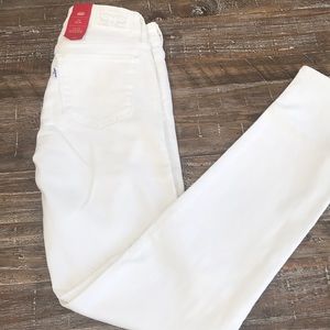 Levi (White) 712 Slim (Size 25 x 30)